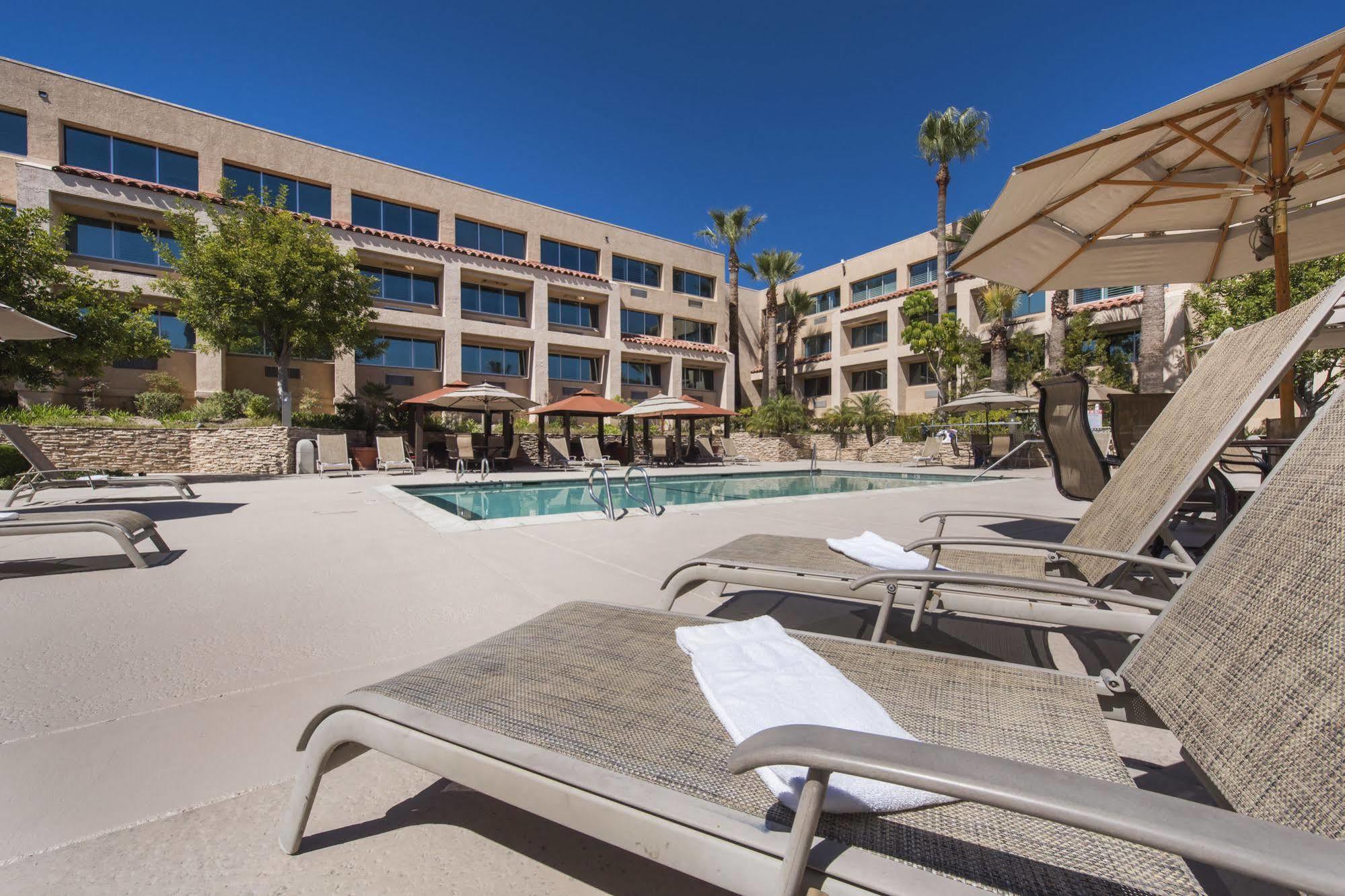 Grand Vista Hotel Simi Valley Exterior photo