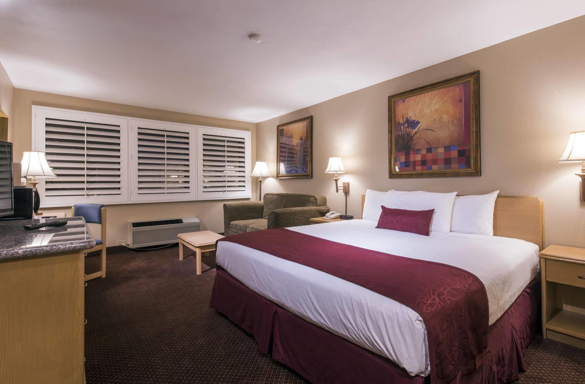 Grand Vista Hotel Simi Valley Exterior photo
